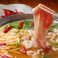 旨辛スープがやみつきに！新感覚「麻辣湯しゃぶしゃぶ」！麻辣湯としゃぶしゃぶが奇跡のコラボ！スパイス香る奥深い麻辣湯スープに、薄切りの豚肉や野菜をくぐらせてお召し上がりください。辛さの中にある旨みが食材の味を引き立て、一口食べればやみつきに。心も体もポカポカ温まります。