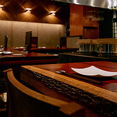 木の温もり感じるカウンター席。おひとり様も大歓迎です♪