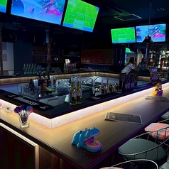 「一人でふらっと遊びたい」そんな時に最適なのがカウンター席。スタッフとの会話を楽しみながら、目の前のモニターでスポーツ観戦に熱中できます。ダーツの合間の休憩や、カラオケの順番待ちの間も退屈させません。お酒を片手に、その場に居合わせたファン同士で意気投合できるのも、カウンターならではの醍醐味です。