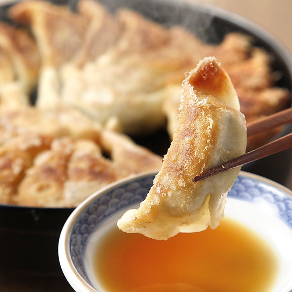 【名物！鉄鍋餃子】外はパリッと香ばしく、中はジューシー！毎日お店で一から仕込みます。