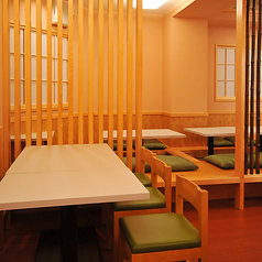 【4階席】喫煙席(現在は禁煙の掘りごたつ席との間は扉と壁で仕切られています)温かみのある空間で、ゆったりお過ごしいただけます♪