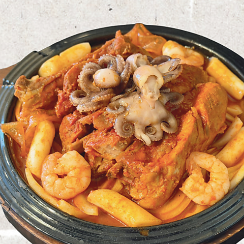 新大久保駅約5分◆韓国料理を堪能♪昼は定食屋、夜は居酒屋としても◎63種飲み放題！