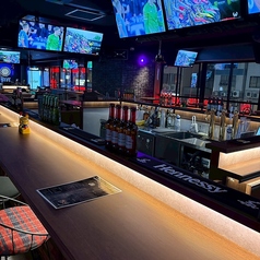 店内の熱気を一番近くで感じられるカウンター席は、まさに観戦の特等席。大型モニターを眺めながら、スタジアムにいるような臨場感が味わえます。ダーツやカラオケで盛り上がるフロアの活気を感じつつ、自分たちのペースでゆったりとお酒を楽しみたいペアや少人数グループにもおすすめです。