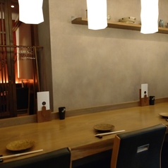 洗礼した空間に温もりを間近に感じる、カウンター席はお仕事帰りの贅沢な一杯から、大切な方とのデートまで、肩を並べて語り合う夜に最適です。選び抜かれた美食とお酒を、五感で味わう至福の時間は日常の疲れを癒し優雅な時間を楽しめます。名駅、名古屋駅、焼鳥、個室、ひつまぶし、名古屋駅エリア居酒屋