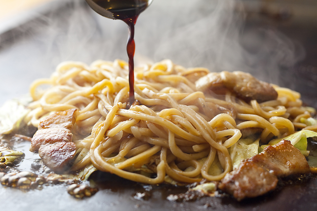 焼きそばは厨房で作り、出来上がったものをお客様のテーブルへ。特製の麺・ソースをお楽しみください