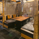 少人数でのご利用も◎すだれを落とし個室のようなお席に！リラックスしてお食事をお楽しみください！