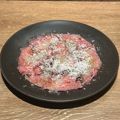 スペイン産牛タンカルパッチョ しゃきしゃき玉ネギのレモンヴィネグレット