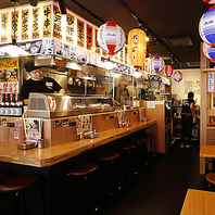活気あふれるカウンター席は、お1人様でもデートにも◎