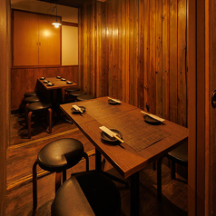 落ち着いた雰囲気で会話も弾む扉付き個室！シンプルで使いやすいでーぶるで、丸椅子を囲んでゆったり過ごせます！少人数グループの飲み会や会社宴会にもピッタリな、リラックス重視のこだわり個室です！