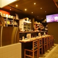 【カウンター席完備★】温かみのある木を使用したカウンター席完備！プライベートな飲み会、お仕事帰りのサクのみ、2軒目利用でもおすすめのお席です♪