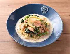 サーモンとほうれん草のクリームパスタ