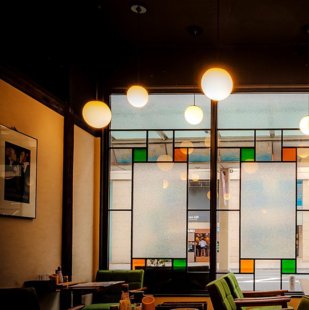 あたたかな陽が差すと落ち着きのあるカラフルな色がモダンな店内を彩ります。