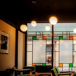 あたたかな陽が差すと落ち着きのあるカラフルな色がモダンな店内を彩ります。
