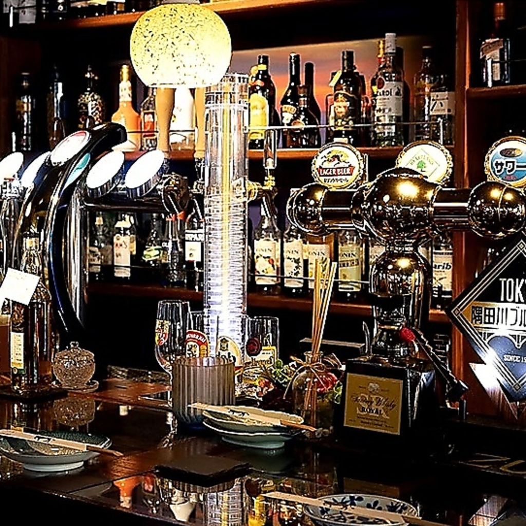 ワイン・ウイスキーなど様々なお酒が並ぶバーカウンター。シチュエーションに合わせた一杯をご提供♪