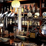 ワイン・ウイスキーなど様々なお酒が並ぶバーカウンター。シチュエーションに合わせた一杯をご提供♪