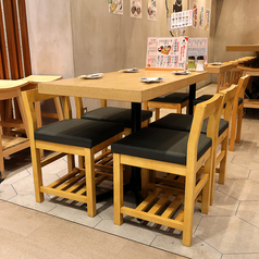 【ゆったりお食事を楽しめるテーブル席】店内は広々していて、テーブル席も多数ご用意ございます。