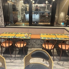 明るく清潔感あふれる店内は、開放感がありゆったりとお食事を楽しめる空間です。ご友人とのお食事や気取らないディナー、大切な方との語らいなど、多彩なシーンに寄り添います。心地よいお席で楽しいひとときをどうぞ。心を込めておもてなしいたします。