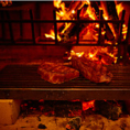 薪火窯で焼きあげる料理は香ばしさと薫香をまとい、より複雑な旨味をお楽しみいただけます！