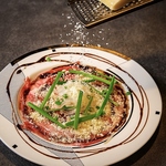 名物！牛カルビの雪割りチーズタリアータ。SNS映え抜群！