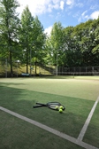 テニスコート☆緑に囲まれた2面のコート。便利なレンタル・ラケットもご用意しております。