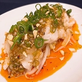 【お酒のお供に！】肉の旨味がギュッと詰まった「よだれホルモン」は、濃厚な味付けでお酒が進む逸品！絶妙な食感がたまらない「ツラ刺し」は牛の頬の部位を厳選し、新鮮な状態でご提供。噛むほどに増す旨味が特徴です。