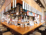 調理場が見えるL字のカウンター席