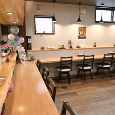 お一人様でも気軽に利用できる全8席のカウンター。平日のランチから仕事帰りのちょい飲みまで幅広くご利用いただけます。
