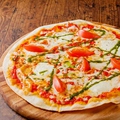 料理メニュー写真 フレッシュトマトとバジルソースのマルゲリータピッツァ