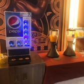 屋内のお席は、すぐ近くにドリンクコーナーや料理卓があり、サッと補充に行けるのが嬉しいポイント!小さなお子様がいらっしゃるご家族など、お食事中の移動が少なく済むのは助かりますよね♪ソフトドリンクなど、ノンアルコールも様々な種類がございますので、グループのみんなで一緒にビアガーデンの空気を満喫できます!