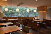 滝の見える店内