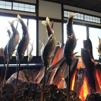 大囲炉裏で焼き上げるこだわりの鮎
