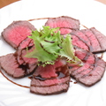 料理メニュー写真 ローストビーフのバルサミコソースがけ｜Roast Beef(Balsamico Sauce)