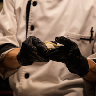 【優雅なカウンター席】洗練された空間で味わう創作餃子