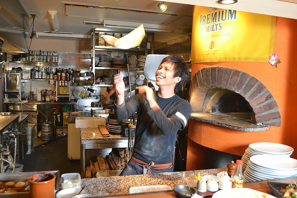 イタリア直送の薪窯で焼き上げる窯料理、パフォーマンスも必見！