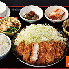 定食にお漬物/キャベツ/汁物/ご飯(大/中/小)が付きますの写真