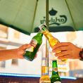 開放感あふれるテラスで楽しむ一杯。陽光が差し込む昼下がり、仲間と手にするビールが心も体もリフレッシュさせてくれます。コロナやチャンなど、海外ビールのラインナップも充実！