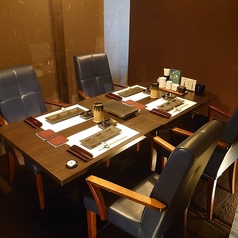 半個室4名様席ブラインドで仕切りを入れています。ゆったりとしたお食事に。