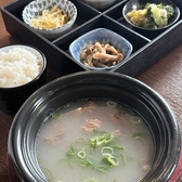 ランチタイムに提供している定食メニューは、すべての料理にキムチ・ナムルなど8種、ご飯食べ放題付きで満足度抜群です!。スンドゥブやコムタンなどの出来立て熱々なメイン料理と一緒に、自家製の小鉢を自由におかわりしていただけます。お腹いっぱい楽しみたい日のランチに大満足いただける内容です。