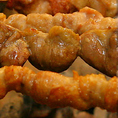 【鶏】毎朝新鮮な朝引き鶏を入荷。鶏の食感を最大限に生かすため串はやや大きめで提供。