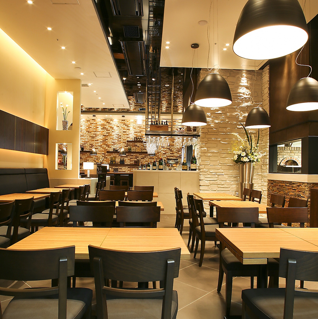 広々開放感のあるオシャレな店内は、シックで落ち着きのある大人空間。最大72名様までご対応可能。