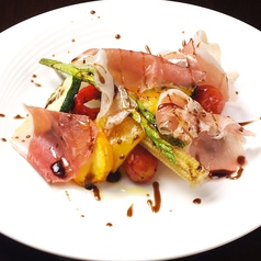 生ハムと旬野菜のグリル
