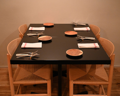 4名様テーブル1つ、ご用意ございます。ご希望のお客様は、お早目のご予約がおすすめです。