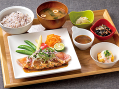薬味たっぷり びんちょう鮪のレアステーキ 大葉香る、和風香味野菜ソース