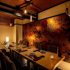 【店貸切｜25名様まで】企業の決起会や結婚式二次会など幅広いシーンに。25名様までご利用いただける店貸切にも対応しております。四谷三丁目駅から徒歩2分とアクセスも良好で、集合や解散も便利です。貸切時は店内を自由にご利用いただけるため、好きなように会話や交流を楽しめるのも魅力。