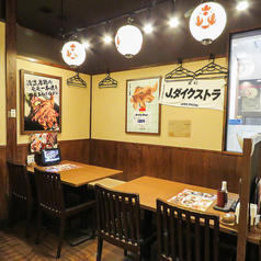 【8名席テーブル】テーブル席はお客様のご利用人数に応じてテーブル席ご準備します◎テーブル席は靴を脱がなくても良く、使い勝手の良さが女性のお客様にも人気です。飲み会や送別会などの各種ご宴会や、サークル、女子会などのお集りにも使いやすいお席です。落ち着いた空間で、ゆっくりとおくつろぎください。