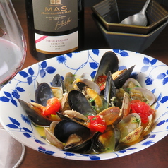 活アサリとムール貝の白ワイン蒸し