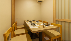 完全個室テーブル2名様で完全個室をご利用の場合は、個室利用料として1組2,000円(税込)を頂戴しております。