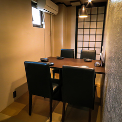 【接待や会食、各種宴会◎】最大4名様まで★2名様からご利用いただける個室をご用意しております。周りを気にせず会話とお料理をお楽しみいただけます。