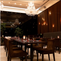 天井から優雅に吊るされた洗練されたシャンデリア◎