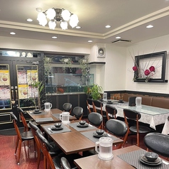 本格四川料理芙蓉苑神戸店FUYO &nbsp;EN &nbsp;KOBE。赤と黒を基調とした綺麗な内装です。心地良い空間で、至福のひとときをお過ごしください☆